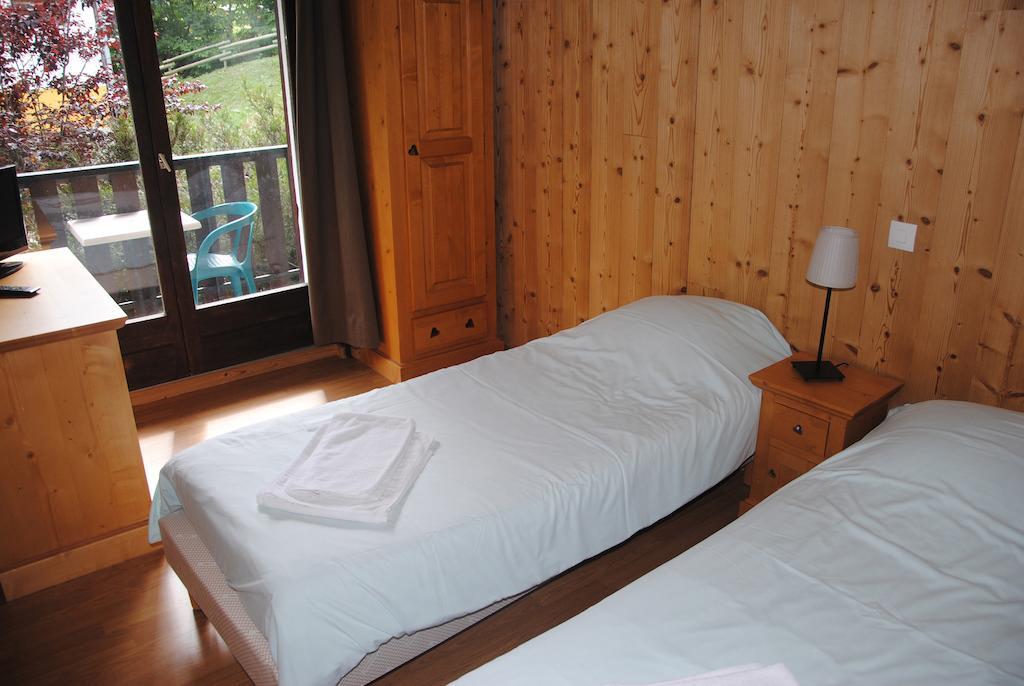 Hotel Les Combelles Chatel Room photo