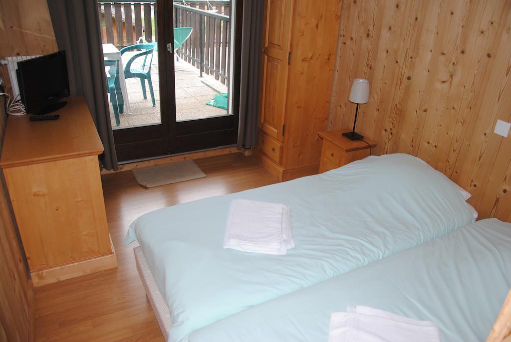 Hotel Les Combelles Chatel Room photo