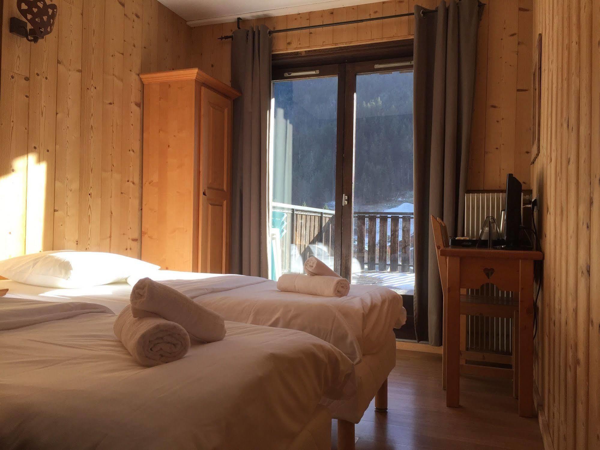 Hotel Les Combelles Chatel Exterior photo