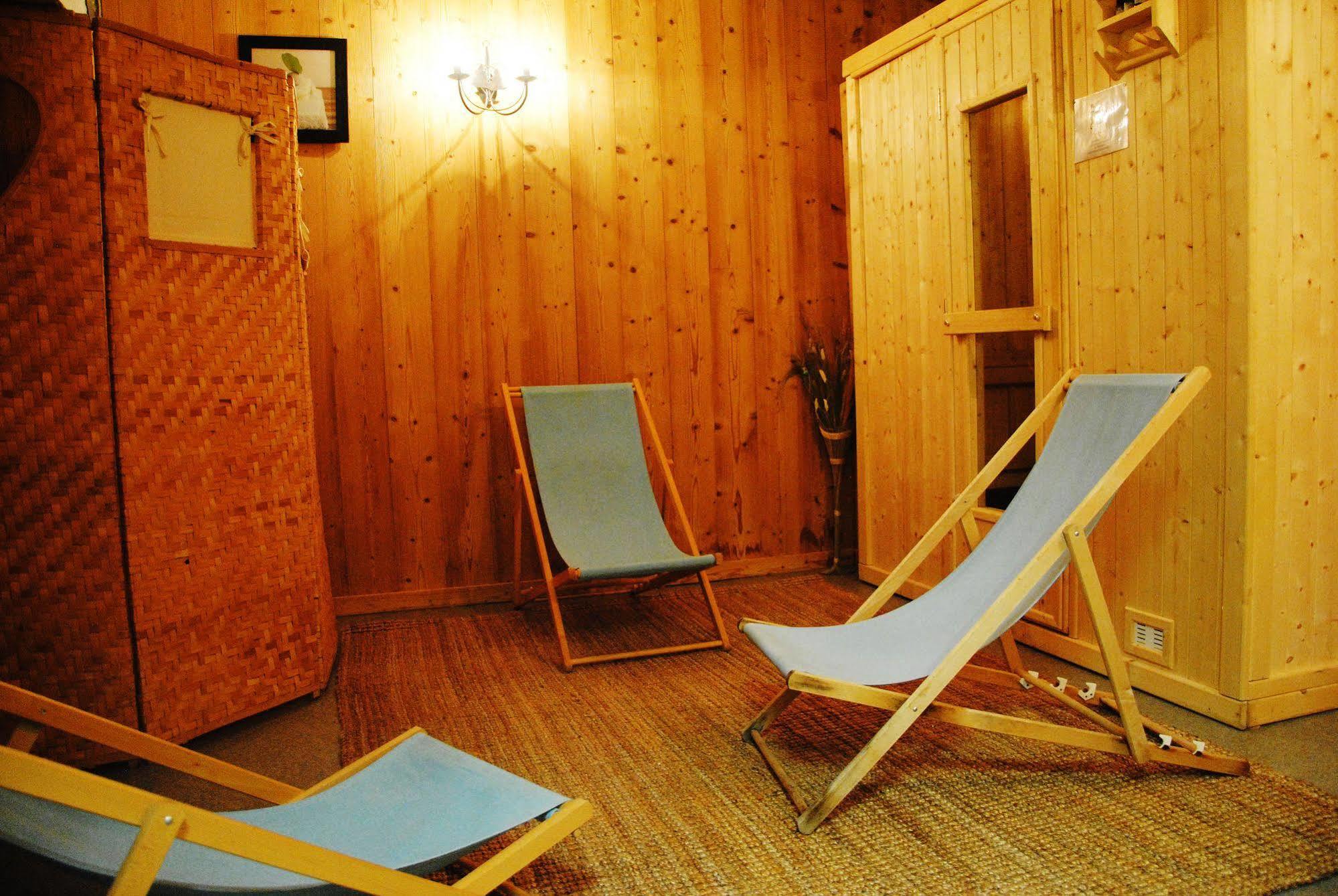 Hotel Les Combelles Chatel Exterior photo