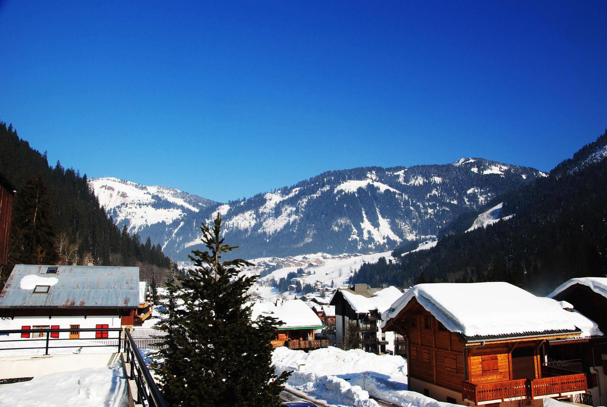 Hotel Les Combelles Chatel Exterior photo