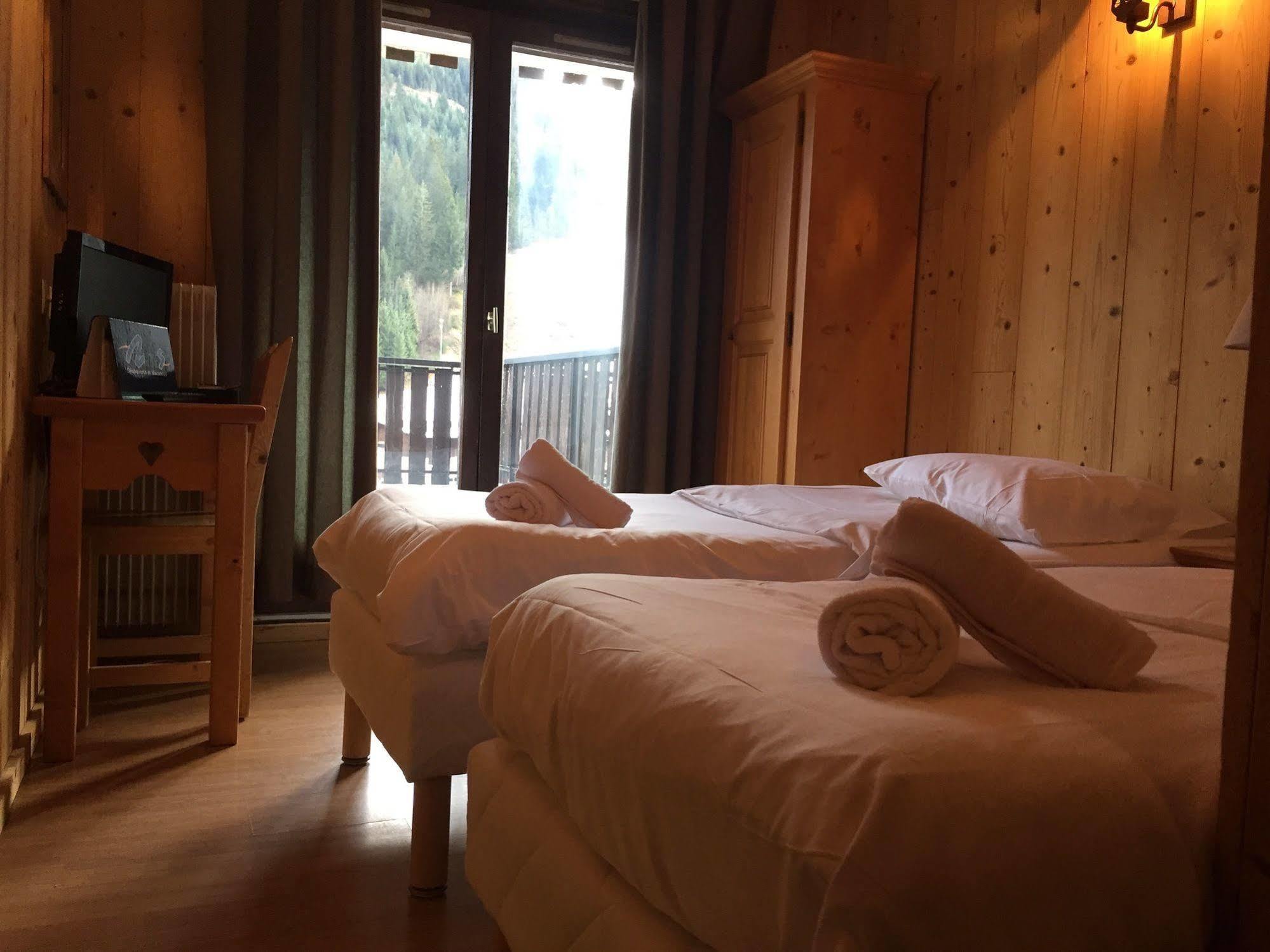 Hotel Les Combelles Chatel Exterior photo